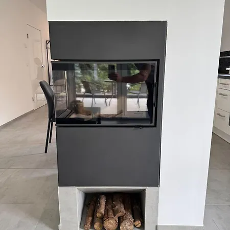 דירה Living-apartment-mit-kamin-und-terrasse